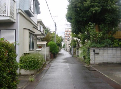 【周辺】 | 中町U邸(三鷹賃貸一戸建て) | 前面道路