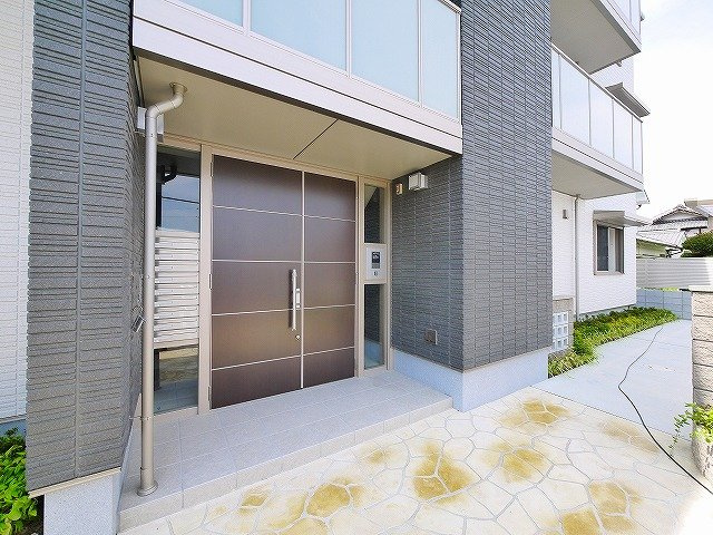 プルミエールのエントランス|オートロック付きでセキュリティも安心です