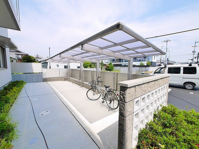 プルミエールのその他共用部分|屋根付きの駐輪場です