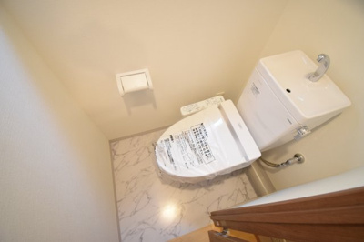 【トイレ】 | プリオーレ神戸新開地 | トイレだけがリビングの手前となっており、お客様にも優しい間取り設計です。