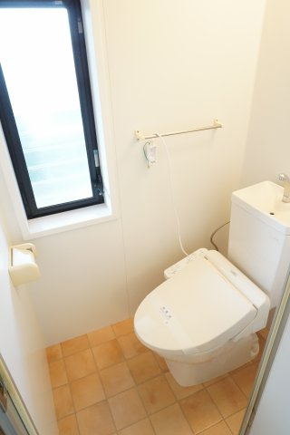 【トイレ】 | カサ・オンブレール | 窓のあるトイレは新規で温水洗浄便座取付しました。