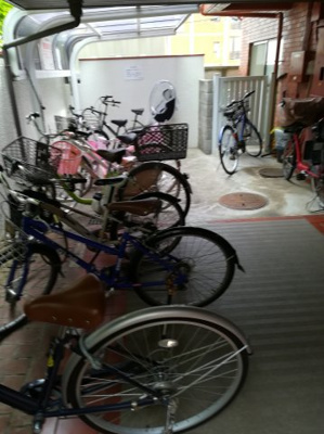 【その他共用部分】 | 三鷹オリエント丹野 | １階エントランス前の自転車置き場　満車で今のところ空きはありません。近隣に弊社管理物件が他にありその駐輪場を確保しております。５００円／月・台