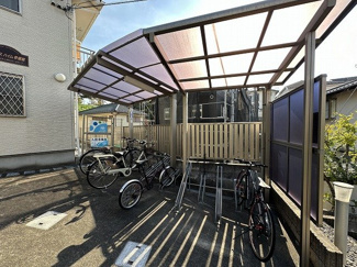 【その他共用部分】 | 屋根付きの駐輪場があるので雨が降っても安心です☆荷物が重いときに自転車があれば助かりますね！