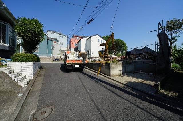 保土ヶ谷区法泉２丁目　新築戸建て【成約】の前面道路含む現地写真