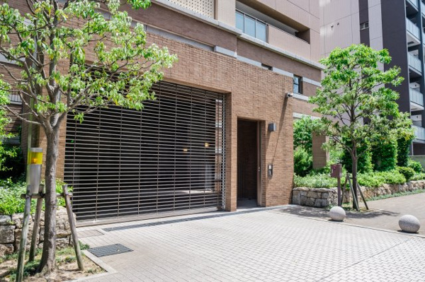 【駐車場】 | 【敷地内駐車場】きちんと整備されたきれいな駐車場です！十分な広さがあり、車の出し入れもスムーズ！