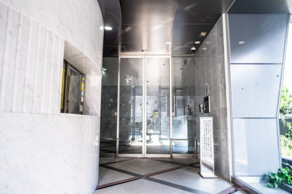 【エントランス】 | 【風除室】大きく弧を描く壁が特徴的です。もちろんオートロック！強固なセキュリティで安心です！