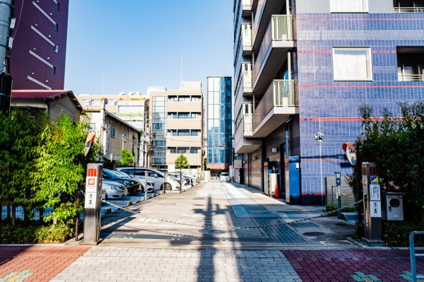 【駐車場】 | 【敷地内駐車場】きちんと整備されたきれいな駐車場です！十分な広さがあり、車の出し入れもスムーズ！
