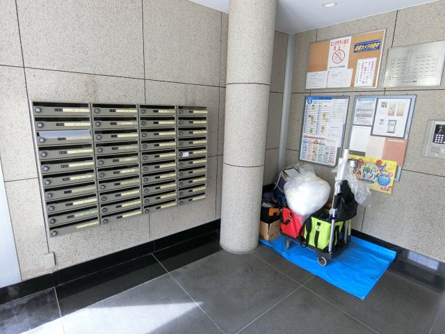 朝日プラザウエスティ神戸のエントランス|集合ポストもあります