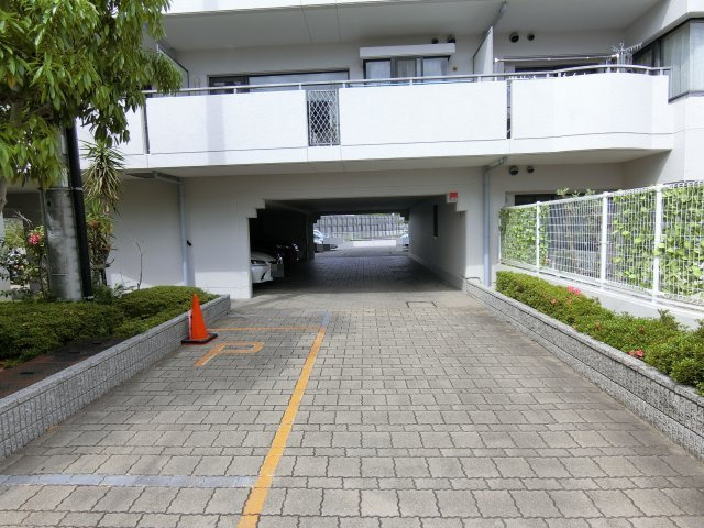朝日プラザウエスティ神戸の駐車場|駐車場入り口の車路　です