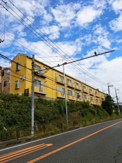 【外観】 | 小田急線「百合ヶ丘」駅より徒歩４分！便利な立地の２階建てアパートです♪駅近のお部屋をお探しの方におすすめです☆