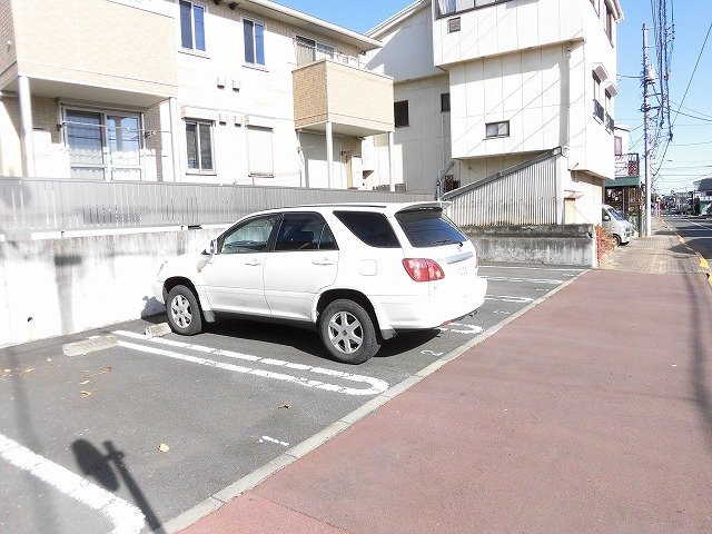 フェリスタ経塚の駐車場