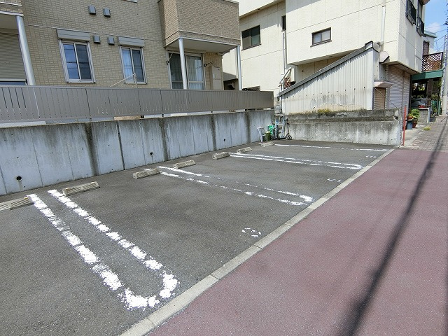 フェリスタ経塚の駐車場