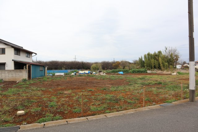 花見川区畑町　売地　約１３２坪　建築条件なし　南西側５．６ｍ公道面　間口は約２８ｍの外観|千葉市花見川区畑町　売地　約１３２坪　南西公道（約５．６ｍ）面につき陽当り良好　間口は約２８ｍ　居宅のみ建築面積１３５㎡以下に制限があります。