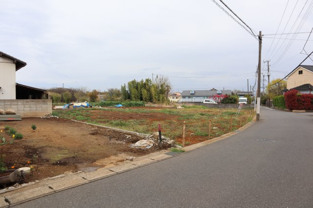 花見川区畑町　売地　約１３２坪　建築条件なし　南西側５．６ｍ公道面　間口は約２８ｍの前面道路含む現地写真