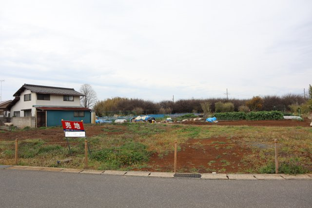 花見川区畑町　売地　約１３２坪　建築条件なし　南西側５．６ｍ公道面　間口は約２８ｍの外観