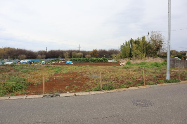 花見川区畑町　売地　約１３２坪　建築条件なし　南西側５．６ｍ公道面　間口は約２８ｍの外観