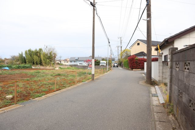 花見川区畑町　売地　約１３２坪　建築条件なし　南西側５．６ｍ公道面　間口は約２８ｍの前面道路含む現地写真