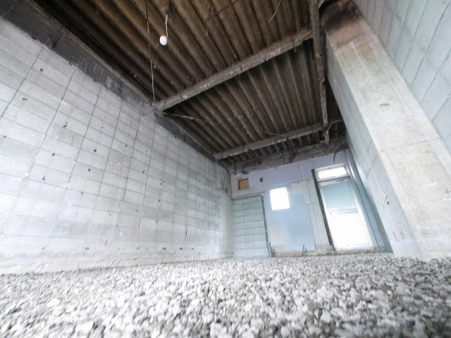 筒井高架下の内装