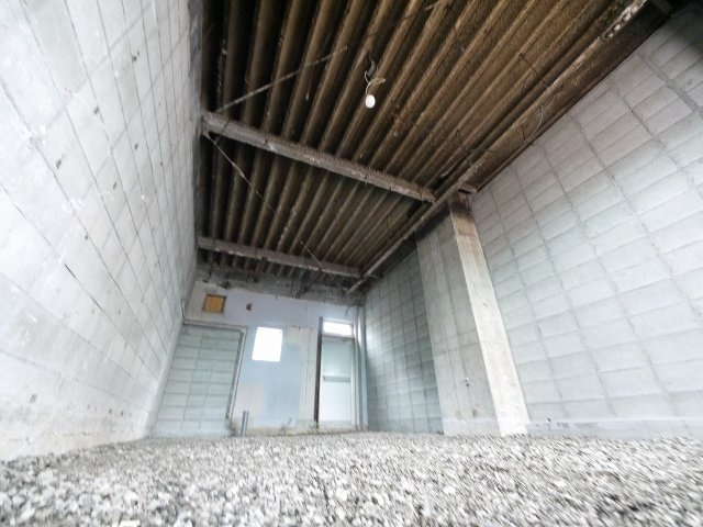 筒井高架下の内装