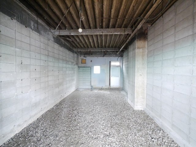 筒井高架下の内装