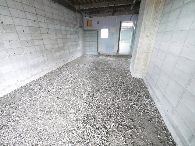 筒井高架下の内装