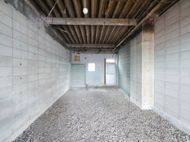 筒井高架下の内装