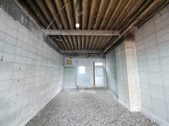 筒井高架下の内装