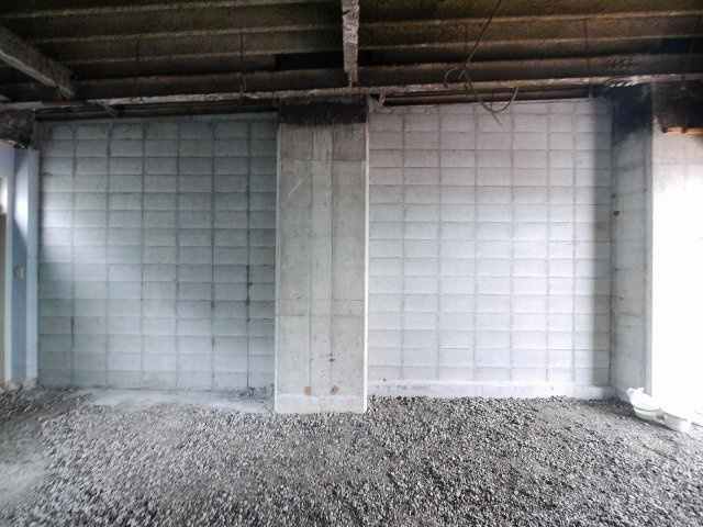 筒井高架下の内装