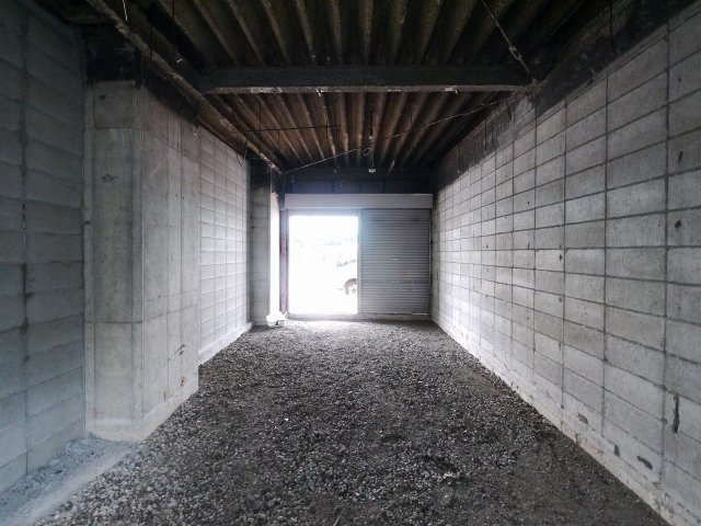 筒井高架下の内装