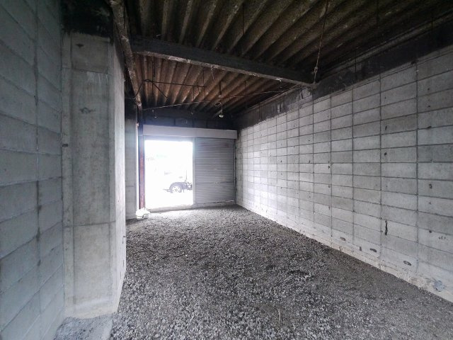 筒井高架下の内装