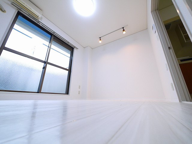 松谷ハイツの内装|明るい色調の室内です