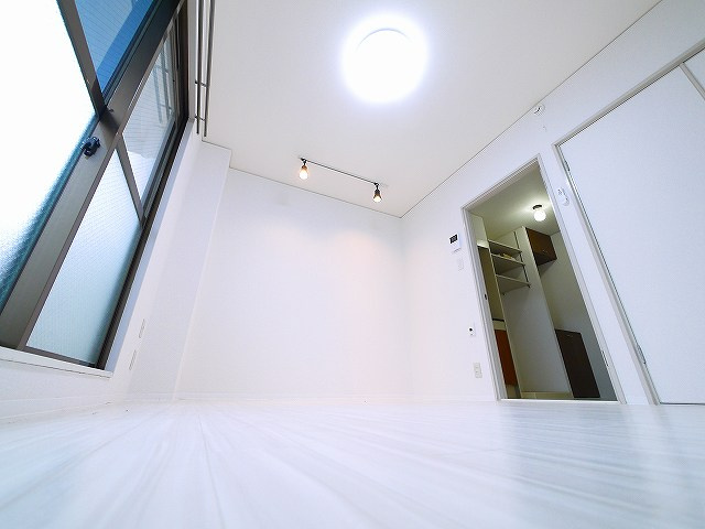 松谷ハイツの寝室|広くて明るい寝室