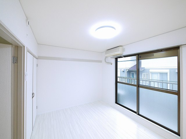 松谷ハイツの寝室|明るい洋室です