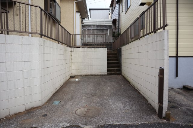 八千代市萱田　中古戸建　「八千代中央駅」徒歩３分　内装リフォーム済の駐車場|大型車も楽々