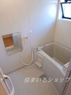 広島市安佐北区亀山１丁目のアパートの浴室|窓あり