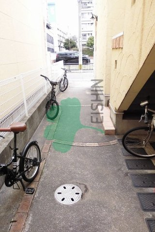 リブレア博多駅A棟の駐車場