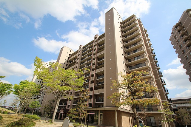 桃花台パークヒルズ四番館の外観|バス停徒歩２分です。