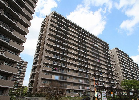 桃花台パークヒルズ四番館の外観|アピタ・小学校・中央公園近くです。