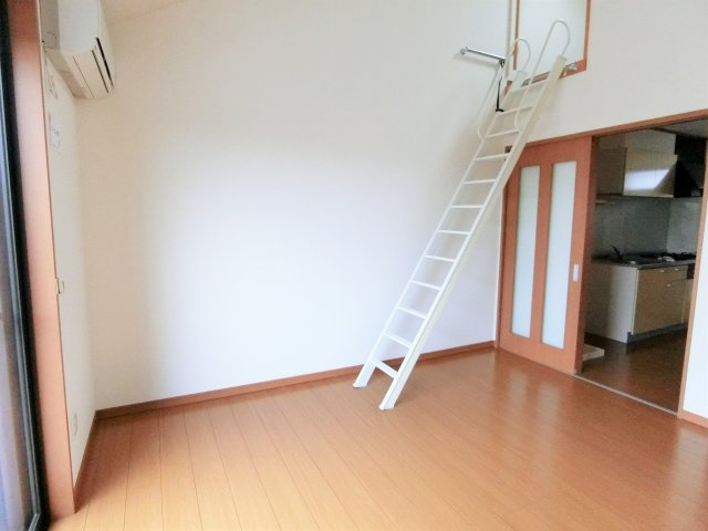 サンヴェール下永吉の洋室