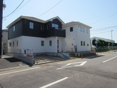 【前面道路含む現地写真】 | 限定特典☆対象物件　守谷市薬師台2期2号棟 | ☆デザイン性の良い外観、一見建売住宅には見えません♪飽きのこないベーシックなデザインで人気があります♪白にグレーをアクセントにしたすてきな外観です♪
