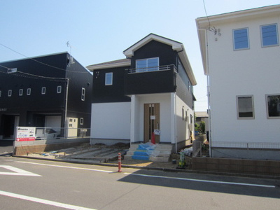 【外観】 | 限定特典☆対象物件　守谷市薬師台2期2号棟 | 基礎着工・周辺環境も合わせてご案内致します☆駅・小学校・幼稚園・だけではなく、スーパーや商業施設も徒歩圏内♪小さなお子様がいるご家庭も安心して新生活をスタートできる住環境です♪
