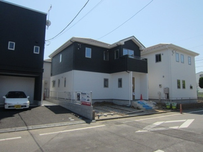 【前面道路含む現地写真】 | 限定特典☆対象物件　守谷市薬師台2期2号棟 | ☆デザイン性の良い外観、一見建売住宅には見えません♪飽きのこないベーシックなデザインで人気があります♪白にグレーをアクセントにしたすてきな外観です♪
