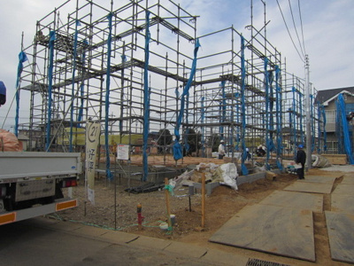 【外観】 | 阿見町中央 第8　1号棟　クワイエ地震の揺れを吸収する家　 | ◆当日の急な見学も大丈夫です！ご見学予約はフリーダイヤル0120-89-6328まで♪『情報集収のための資料が欲しいお客様』はオレンジの『資料請求する（無料）』のボタンをクリックしてください♪