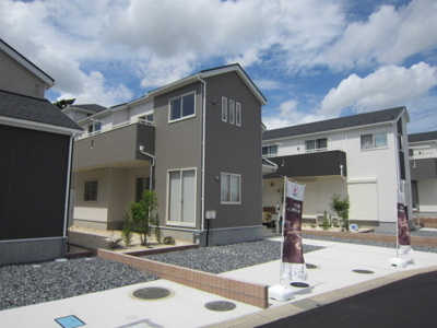 【外観：施工例】 | 阿見町中央 第8　1号棟　クワイエ地震の揺れを吸収する家　 | ◆『売ったり買ったり・住宅ローンのご相談・地域の情報・不動産に関すること』は、不動産のプロフェッショナル・センチュリー２１《大上エステート♪》へ！