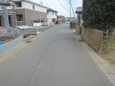 【前面道路含む現地写真】 | 阿見町中央 第8　1号棟　クワイエ地震の揺れを吸収する家　 | ◆当日の急な見学も大丈夫です！ご見学予約はフリーダイヤル0120-89-6328まで♪『情報集収のための資料が欲しいお客様』はオレンジの『資料請求する（無料）』のボタンをクリックしてください♪