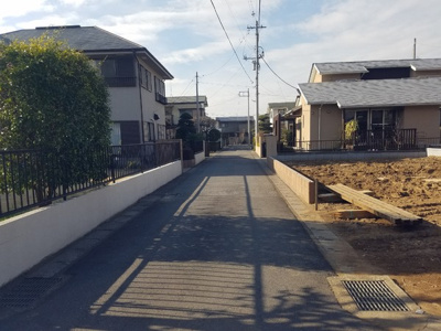 【前面道路含む現地写真】 | 限定特典☆対象物件　守谷市百合ヶ丘３丁目第１６　２号棟 | 〇閑静な住宅地の道路です。この道をまっすぐ行って右に行くと、もう守谷駅です。