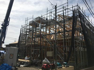 【外観】 | 限定特典☆対象物件　守谷市百合ヶ丘３丁目第１６　２号棟 | 〇周辺環境も合わせてご案内致します
☆駅・小学校・幼稚園だけではなく、スーパーや商業施設も徒歩圏内♪小さなお子様がいるご家庭も安心して新生活をスタートできる住環境♪閑静な住宅地でのびのび子育て♪