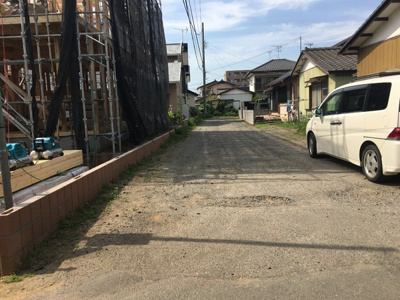 【前面道路含む現地写真】 | 限定特典☆対象物件　守谷市百合ヶ丘３丁目第１６　２号棟 | 〇陽当りも良く平らな広い庭です。趣味のスペースで家庭菜園や日曜大工お子様の遊び場にも使えます。夏はお子様とプール遊びは如何ですか？
