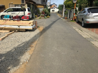 【前面道路含む現地写真】 | 限定特典☆対象物件　守谷市百合ヶ丘３丁目第１６　２号棟 | ○カースペース２台分確保♪セカンドカーやお友達を呼ぶときに便利なので車好きのパパや駐車の苦手なママにも嬉しいですね。
