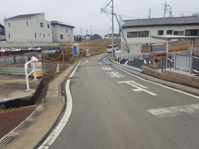 【前面道路含む現地写真】 | 取手市ゆめみ野 第8　1号棟　　限定特典☆適用物件 | 〇人気の街並み【土地区画整理地内】ですので広々６ｍ道路で、道路に電柱もありません。前面道路が広いと車庫入れも楽ですので奥様うれしいポイントですね♪

